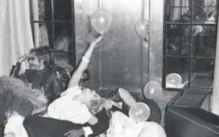 Enlarged view that depicts blurrier details of the balloon scene.